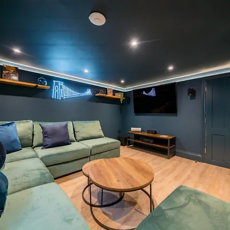 Premium Designer 4 Bedroom In Clifton - 3 Bathrooms & Cinema Holiday home Bristol