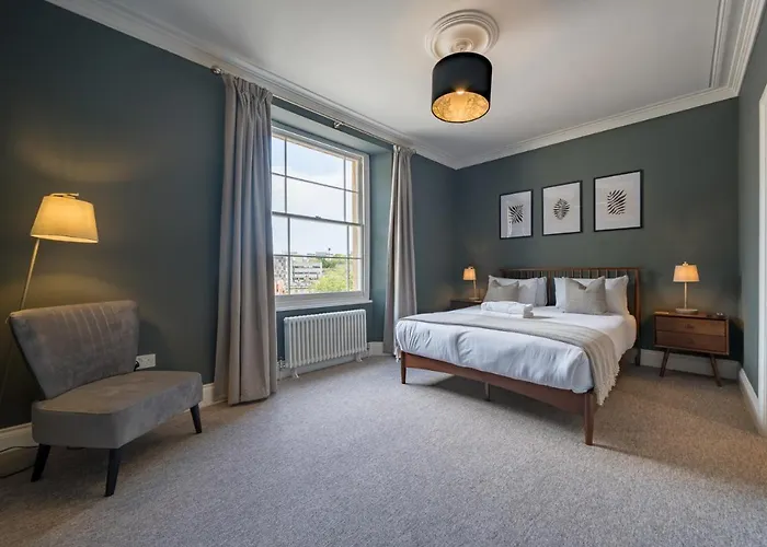 Premium Designer 4 Bedroom In Clifton - 3 Bathrooms & Cinema Holiday home Bristol