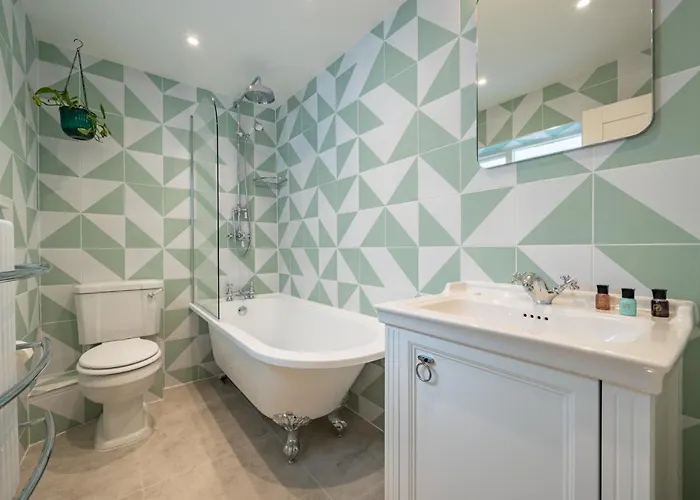 Будинок відпочинку Premium Designer 4 Bedroom In Clifton - 3 Bathrooms & Cinema Бристоль