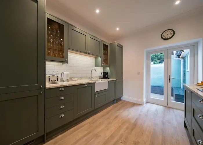 Premium Designer 4 Bedroom In Clifton - 3 Bathrooms & Cinema Holiday home Bristol