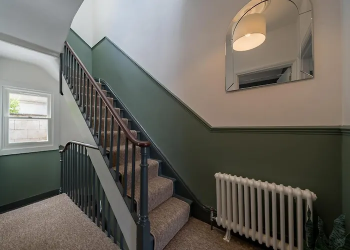 Holiday home Premium Designer 4 Bedroom In Clifton - 3 Bathrooms & Cinema