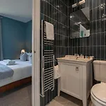 Premium Designer 4 Bedroom In Clifton - 3 Bathrooms & Cinema Ferienhaus