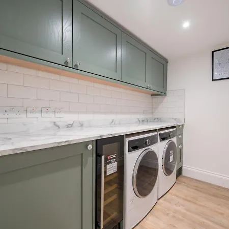 Premium Designer 4 Bedroom In Clifton - 3 Bathrooms & Cinema Дом отдыха