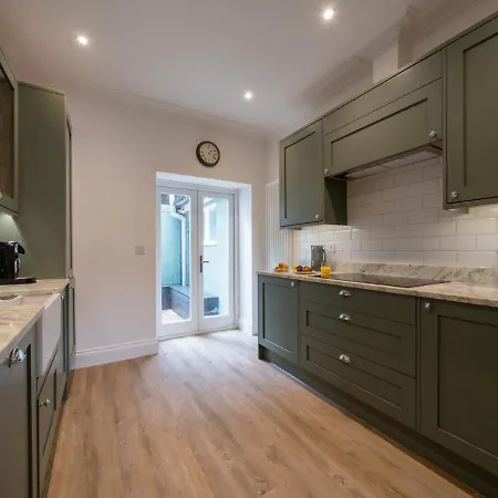 Premium Designer 4 Bedroom In Clifton - 3 Bathrooms & Cinema Дом отдыха