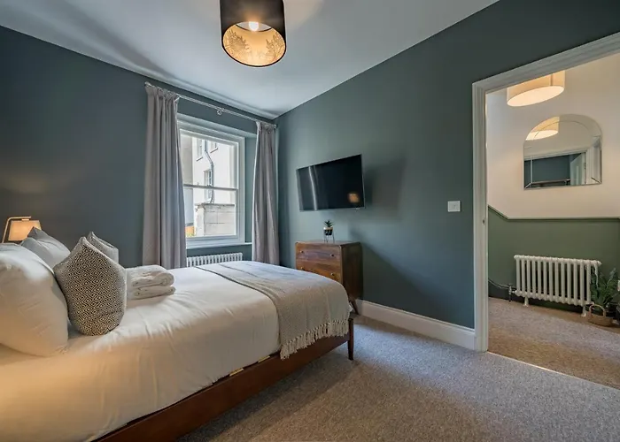 Premium Designer 4 Bedroom In Clifton - 3 Bathrooms & Cinema *